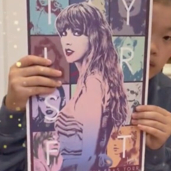 Taylor Swift ERAS VIP Love Story Package (Tote Bag, Posters, Collectibles) - Picture 5 of 7